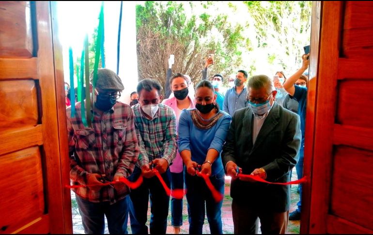 El corte del listón inaugural de la exposición corrió a cargo de la administradora del Museo Arqueológico de Comitán, María Natividad Figueroa; el director y el coordinador del Museo de Arte ‘Hermila Domínguez’. CORTESÍA / INAH