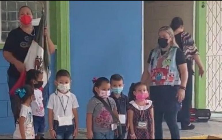 Madres de familia que estaban presentes captaron el momento entre risas por el tierno momento. ESPECIAL