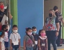 Madres de familia que estaban presentes captaron el momento entre risas por el tierno momento. ESPECIAL