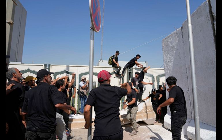 Las fuerzas armadas anunciaron un toque de queda a nivel nacional en respuesta a la violencia. AP/H. Mizban