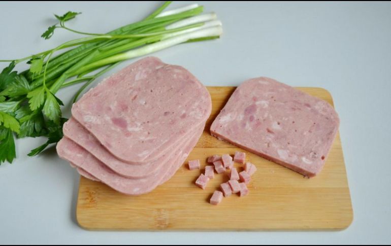 Para el proceso de curar el jamón se utilizan sustancias como sal, nitrato de sodio o potasio, azúcar, así como condimentos o fosfatos. ESPECIAL/Foto de Pavel Subbotin en Unsplash