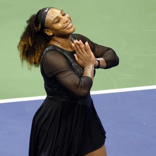 ¡Su reinado continúa! Serena Williams vence a Kovinic y aplaza su retiro