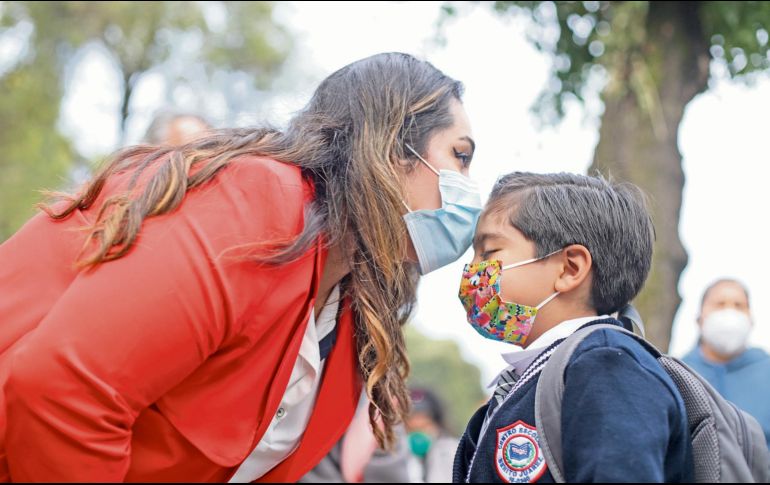 La SEP recomienda mantener el uso del cubrebocas en las escuelas. XINHUA
