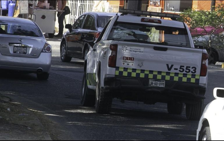 La Secretaría de Seguridad de Jalisco informó que los oficiales se encuentran bajo investigación por parte del área de la Dirección de Asuntos Internos por “un posible exceso en el uso de la fuerza
