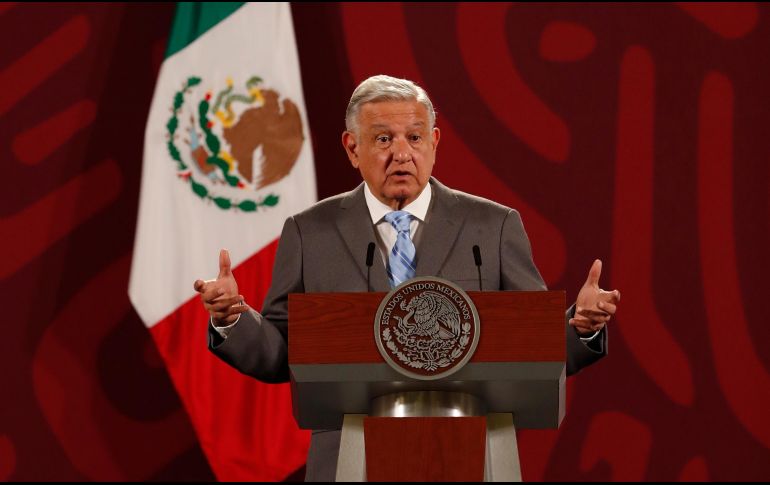 López Obrador dijo que respeta mucho al presidente de la Corte y algunos ministros, pero afirma que no resisten cañonazos y tentaciones. EFE / M. Guzmán