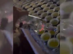 En redes sociales circula el video en el que se ve al acusado mientras agrega alcohol a las bebidas hidratantes que se entregarían a los participantes de la carrera. TWITTER