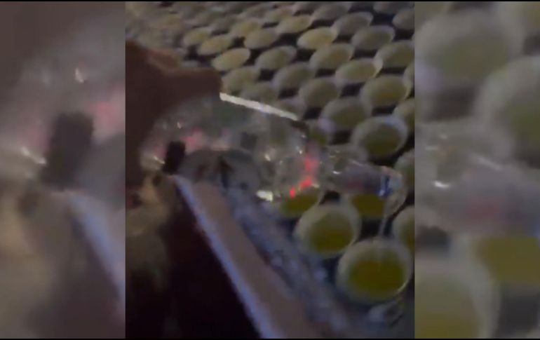 En redes sociales circula el video en el que se ve al acusado mientras agrega alcohol a las bebidas hidratantes que se entregarían a los participantes de la carrera. TWITTER