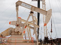 El barril de Brent para entrega en octubre perdió 5.50% a 99.31 dólares, cerrando por debajo de los 100 dólares. EFE/ARCHIVO