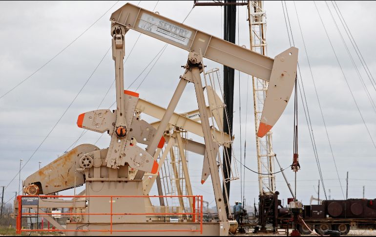 El barril de Brent para entrega en octubre perdió 5.50% a 99.31 dólares, cerrando por debajo de los 100 dólares. EFE/ARCHIVO