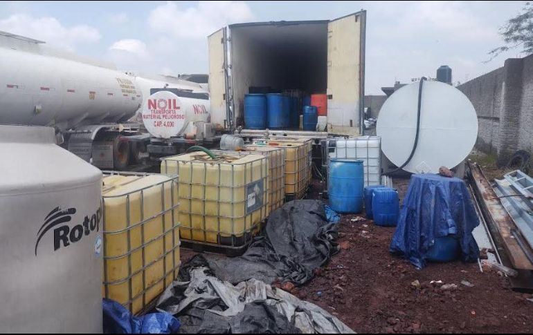 A los imputados se les aseguraron diversos tanques, contenedores y bidones que en conjunto contenían 29 mil 941 litros de combustible. ESPECIAL/FGR