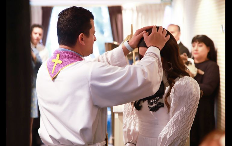 Padre Bernardo Moncada y Karina González. GENTE BIEN JALISCO/Antonio Martínez