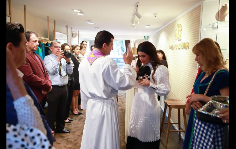 Padre Bernardo Moncada y Karina Gonzaléz. GENTE BIEN JALISCO/Antonio Martínez
