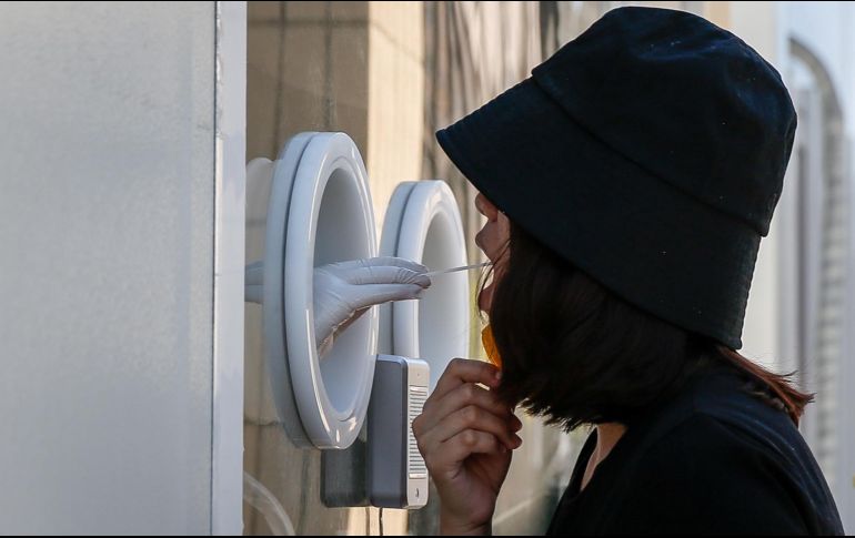 La distribución por sexo en los casos confirmados muestra un predominio en mujeres. EFE/M. Cristino