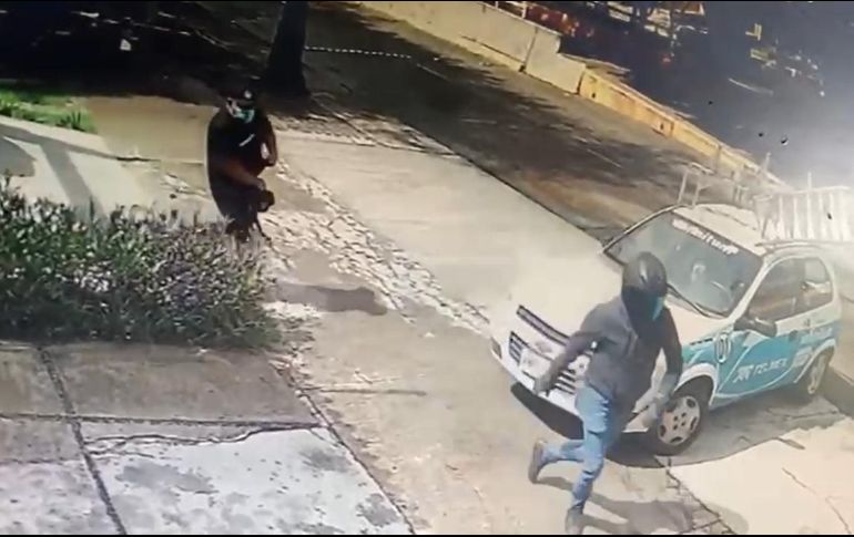 En el video se observa que un hombre sale corriendo con la bolsa donde supuestamente venía el dinero. ESPECIAL