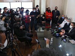 El ministro de Salud provincial, Luis Medina Ruiz, da pormenores del tercer fallecimiento a periodistas. AFP/Ministerio de Salud de Tucumán