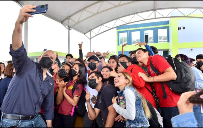 Ricardo Villanueva fue recibido por alumnos y docentes con pancartas que decían “No estás solo”. TWITTER/@rvillanueval