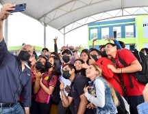 Ricardo Villanueva fue recibido por alumnos y docentes con pancartas que decían “No estás solo”. TWITTER/@rvillanueval