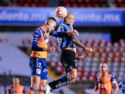 Lucas Jaques y Ariel Nahuelpán disputan el balón. El empate pone en predicamentos a ambos clubes. IMAGO7/V. Pichardo