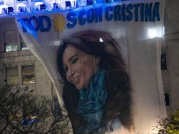 Ayer jueves, un hombre apuntó con un arma a la vicepresidenta de Argentina durante una manifestación. AP / R. Abd