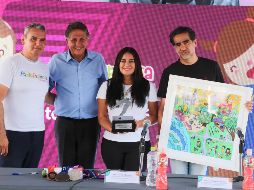 Juan José Frangie le entregó un reconocimiento a la ex clavadista y medallista olímpica por sus 20 años de carrera deportiva. EL INFORMADOR / A. Navarro