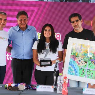 Niños y niñas, apoyados por Paola Espinosa