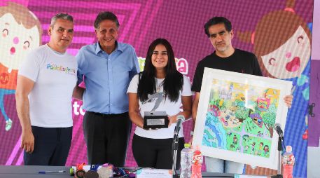 Juan José Frangie le entregó un reconocimiento a la ex clavadista y medallista olímpica por sus 20 años de carrera deportiva. EL INFORMADOR / A. Navarro