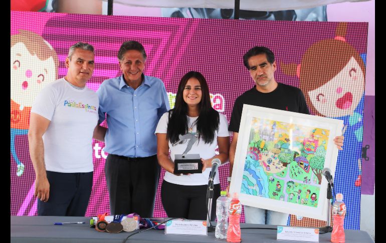 Juan José Frangie le entregó un reconocimiento a la ex clavadista y medallista olímpica por sus 20 años de carrera deportiva. EL INFORMADOR / A. Navarro