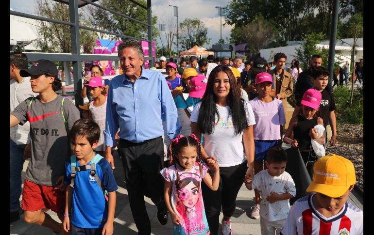 La activación deportiva orquestada por Paola y su fundación, se llevó a cabo este viernes en el Parque de las Niñas y los Niños en la colonia Tepeyac, donde se han instalado distintas dinámicas en las que pueden ejercitarse. EL INFORMADOR / A. Navarro