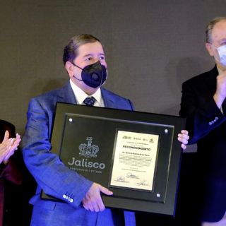 Salud Jalisco entrega reconocimiento al doctor Ignacio García de la Torre