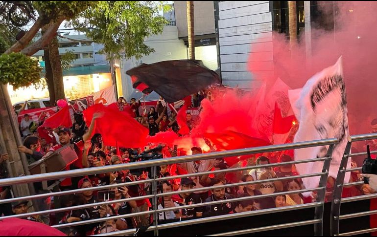 Entre cánticos, gritos, porras, banderas hondeando, bengalas y mucho ánimo rojinegro, cientos de aficionados se hicieron presentes en el hotel ubicado en Avenida Américas. ESPECIAL
