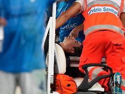 Hirving Lozano tuvo que abandonar el campo en camilla. AP/A. Medichini