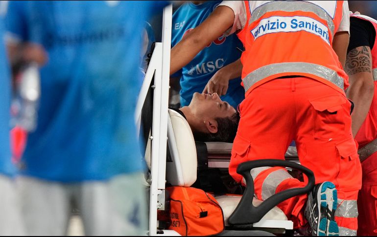 Hirving Lozano tuvo que abandonar el campo en camilla. AP/A. Medichini