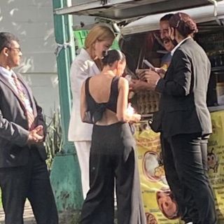 Captan a Nicole Kidman comprando queso ¡en un puesto callejero de México!