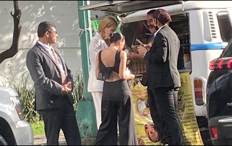 En las fotografías que circulan, Nicole Kidman luce su tradicional melena rubia y con un sencillo, pero elegante conjunto blanco en saco y pantalón. ESPECIAL