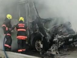 El fuego se propagó rápidamente en el camión que quedó calcinado en Zapopan. ESPECIAL