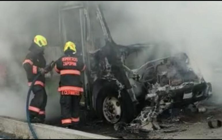 El fuego se propagó rápidamente en el camión que quedó calcinado en Zapopan. ESPECIAL