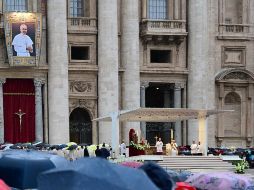 Durante la ceremonia, un gran tapiz que representaba a Juan Pablo I colgaba de una de las paredes de la basílica de San Pedro. AFP / V. Pinto
