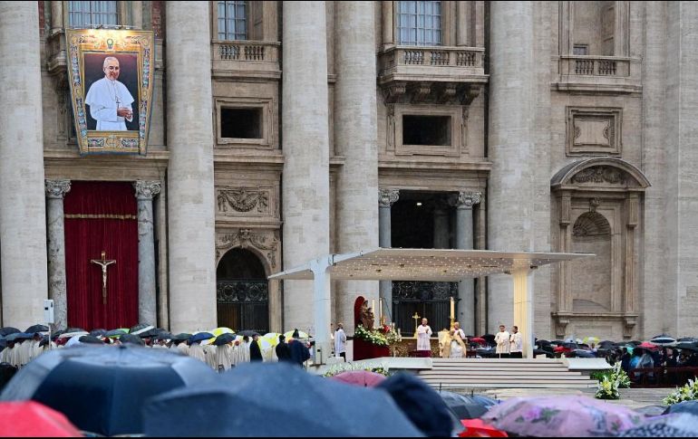 Durante la ceremonia, un gran tapiz que representaba a Juan Pablo I colgaba de una de las paredes de la basílica de San Pedro. AFP / V. Pinto
