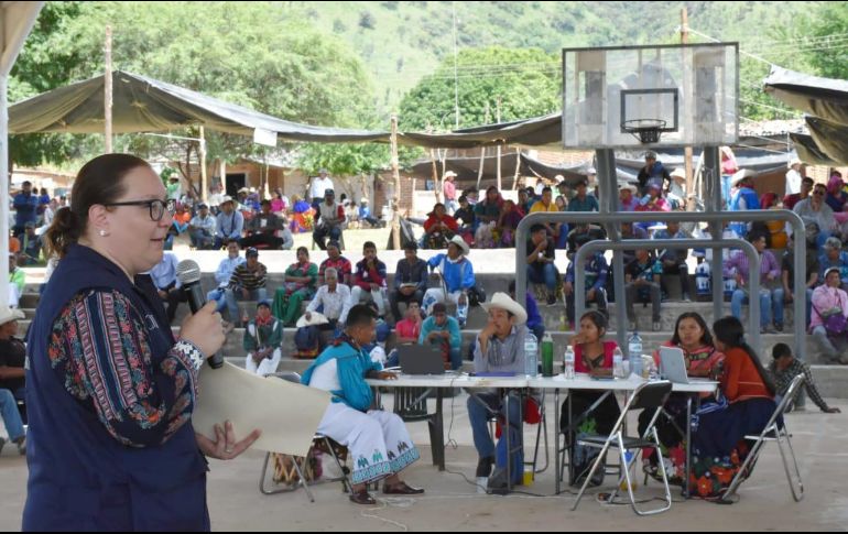Durante la gira, la titular de la CEDHJ fue recibida por el alcalde de Colotlán, Julián Quezada Santoyo. ESPECIAL / CEDHJ