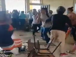 En el clip se puede apreciar que tantos hombres y mujeres se empujan, otros más sueltan puñetazos e incluso unos lanzan butacas sin importarles nada. ESPECIAL