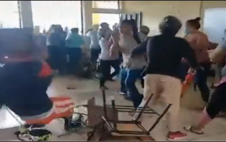 En el clip se puede apreciar que tantos hombres y mujeres se empujan, otros más sueltan puñetazos e incluso unos lanzan butacas sin importarles nada. ESPECIAL