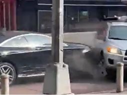 En algunas de las imágenes captadas por el ciudadano, se ve como los dos vehículos van en sentido contrario, en varias ocasiones el auto de los ladrones choca al otro intentando paralizarlo. ESPECIAL