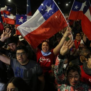 Mayoría rechaza nueva Constitución en Chile; Boric promete otro proceso