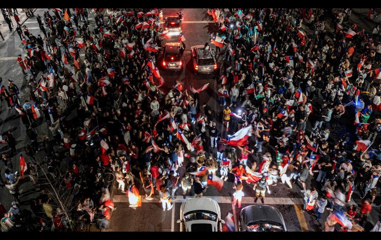 Vista aérea de los chilenos en Santiago celebrando el rechazo a la nueva constitución. AFP