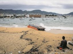 Una embarcación queda en la orilla de una playa tras el fuerte viento y el oleaje en Acapulco, Guerrero. EFE