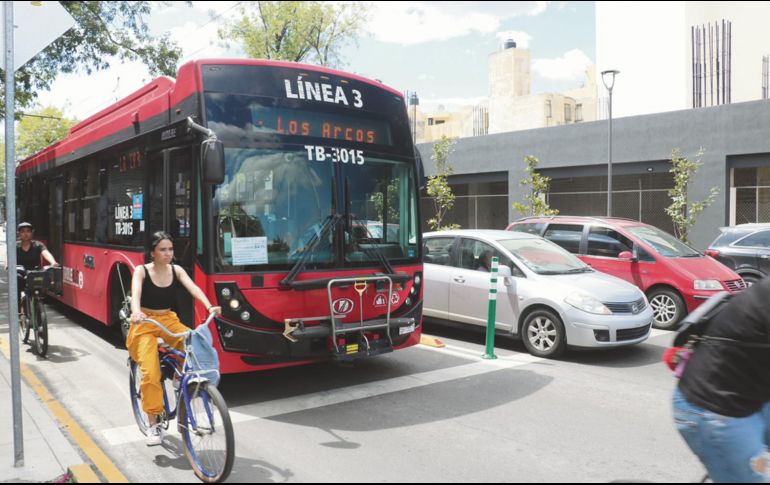 Las multas por invadir el carril serán de hasta 19 mil 244 pesos. EL INFORMADOR/ A. Navarro
