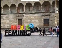 En un video se denunció que elementos de la Policía Estatal acercaron una patrulla al lugar, cargaron las letras y se las llevaron. ESPECIAL/CAPTURA DE VIDEO