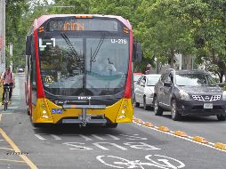 Durante 40 minutos, al menos 28 ciclistas pasaron por el carril, y, aunque hubo un par que lo usaron en sentido contrario, son cada vez más quienes lo usan, sobre todo, por su seguridad. EL INFORMADOR/A. CAMACHO