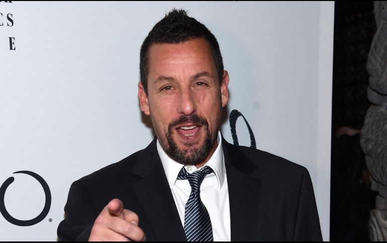 Adam Sandler fue captado en las calles de Los Ángeles, pero al parecer estas imágenes causaron cierta preocupación, ya que iba apoyándose de un bastón para así poder caminar. AFP / ARCHIVO