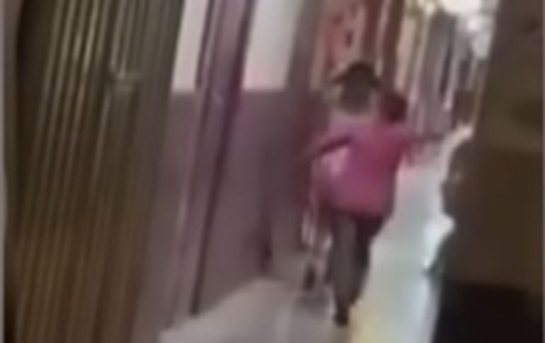 Una madre fue por su hija que se encontraba en un antro y la saca a golpes. Imagen: YOUTUBE